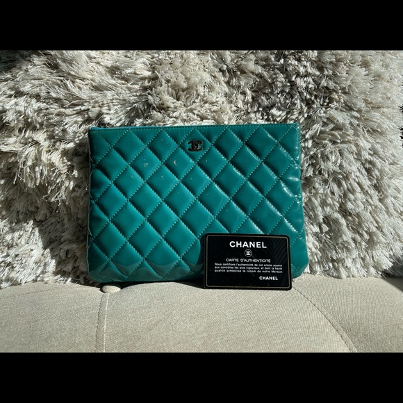 CHANEL quilted patent O-case beautiful color - Picture 2 of 11